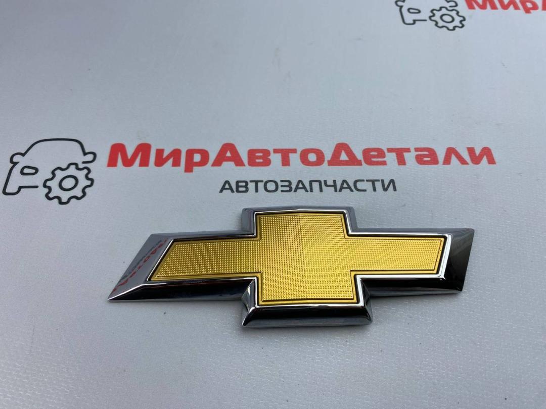 эмблема Chevrolet Equinox 3 поколение 2019, 2.0 л., бензин, АКПП, 23136673 - фото №1