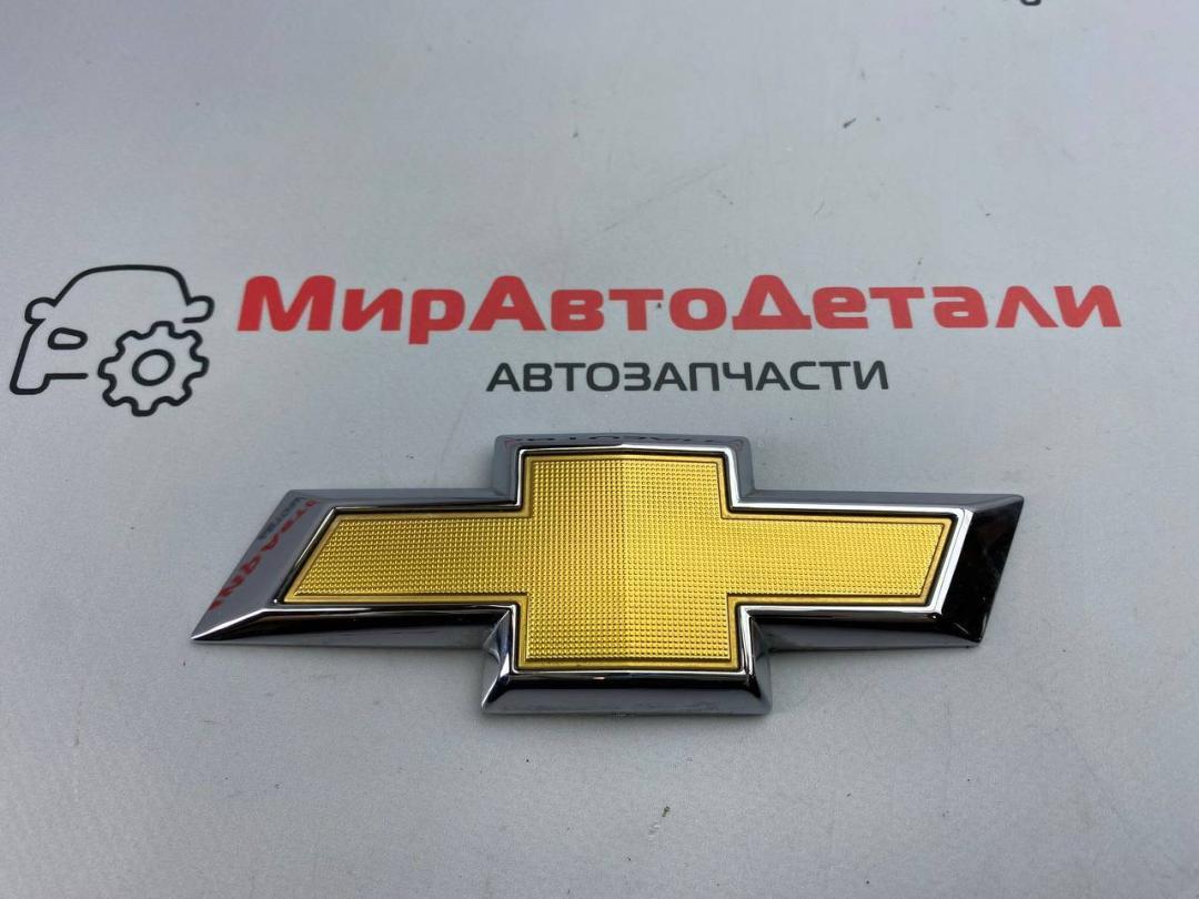 эмблема Chevrolet Equinox 3 поколение 2019, 1.5 л., бензин, АКПП, 23136673 - фото №1