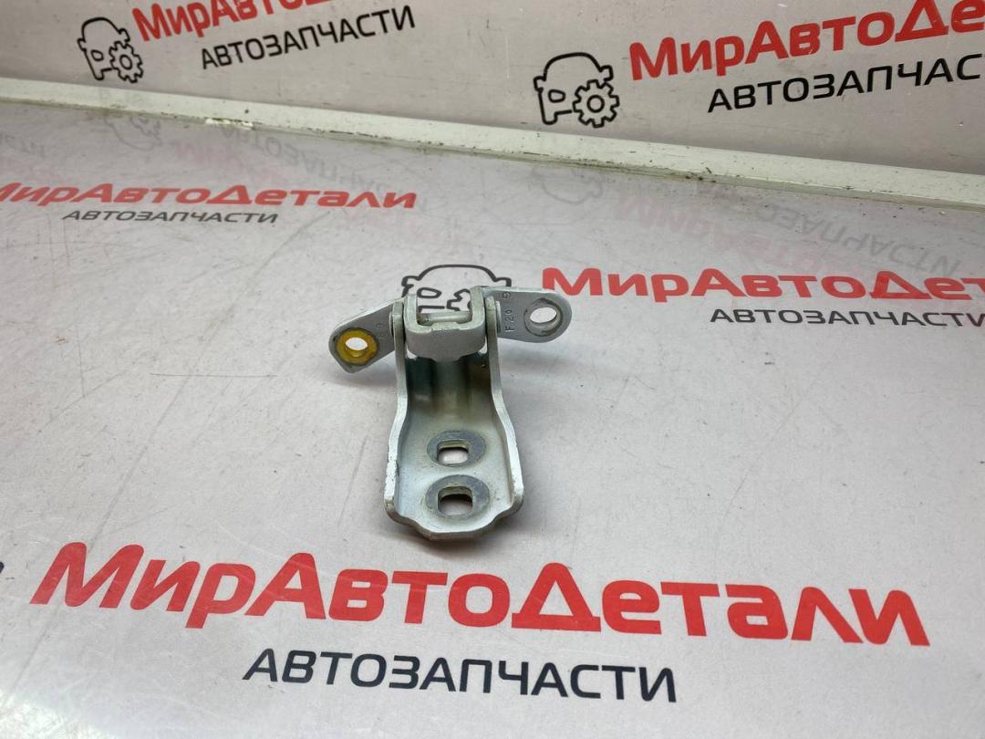 петля двери GMC Acadia 2 поколение (2016 - 2019) - фото №1